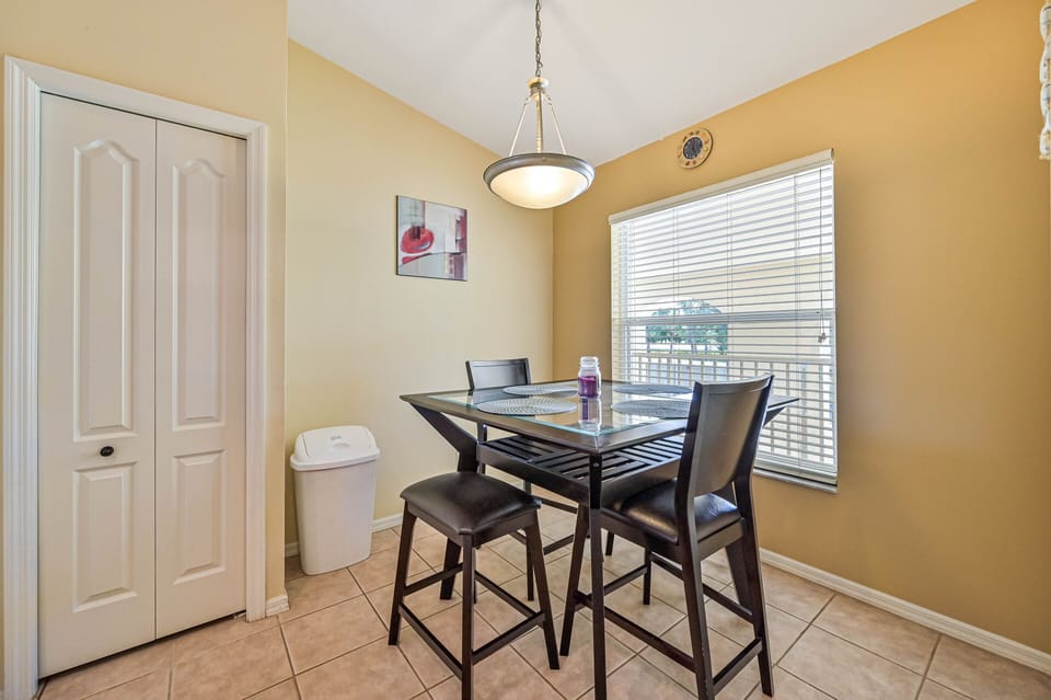 SB121 - Dining with seating for four off the kitchen