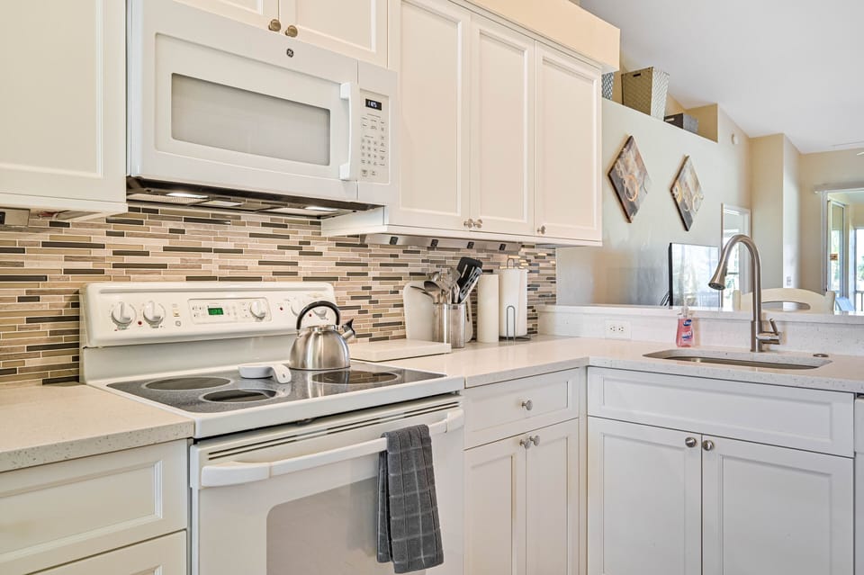 SB121 - Fully equipped remodeled kitchen
