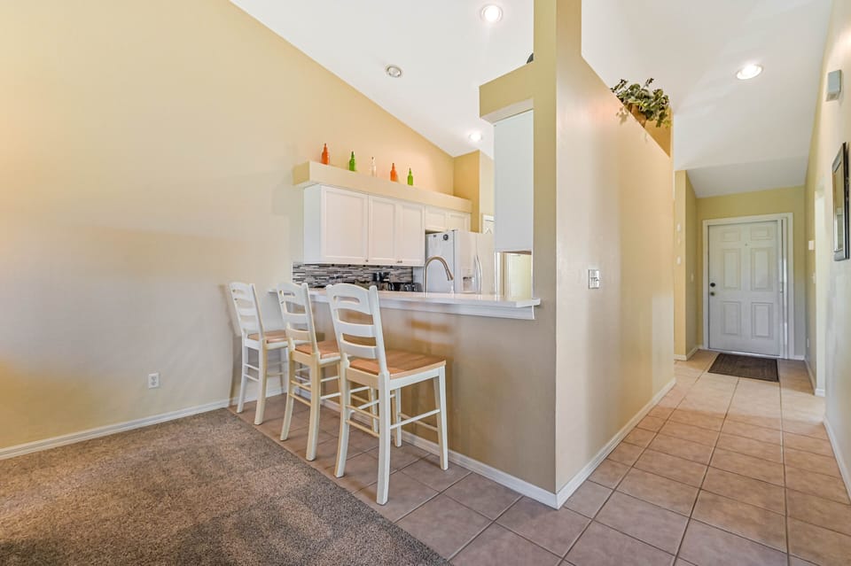 SB121 - Kitchen with breakfast bar