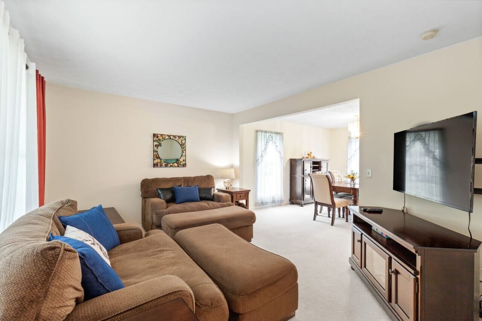 Second sitting room with roku tv.