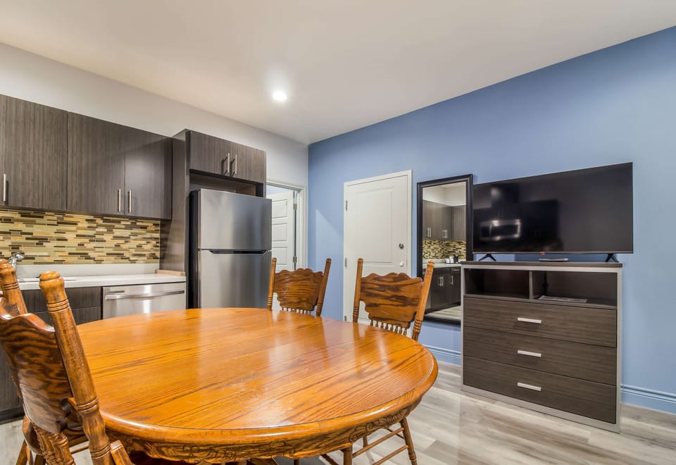 Full-size fridge, microwave, oven, stovetop