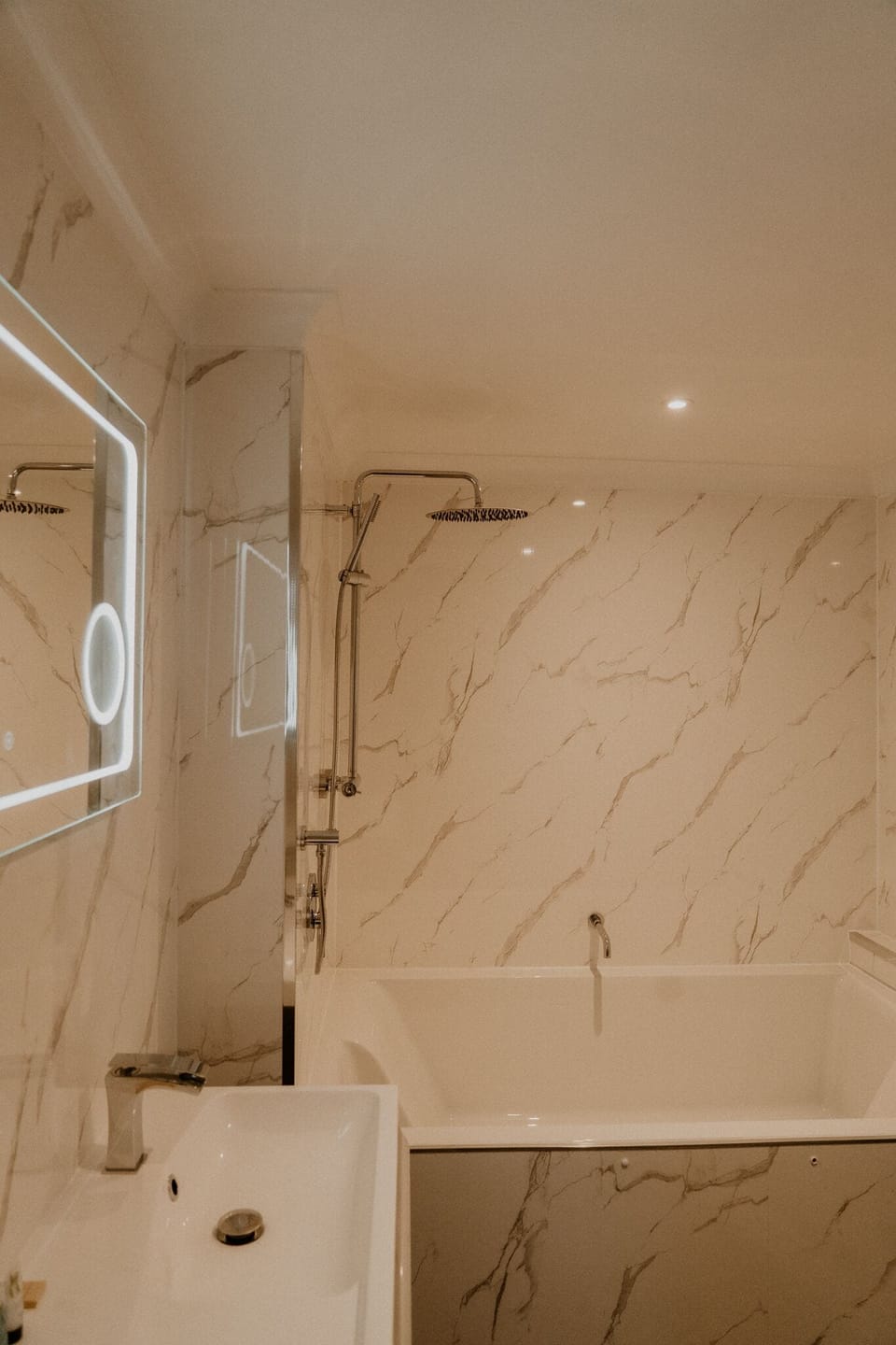 Shower, rainfall showerhead, free toiletries, towels