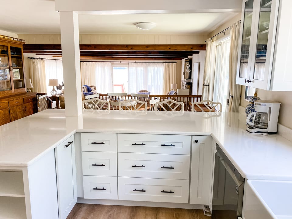Views to the Lake from the kitchen! Counter stools for 7 ppl.