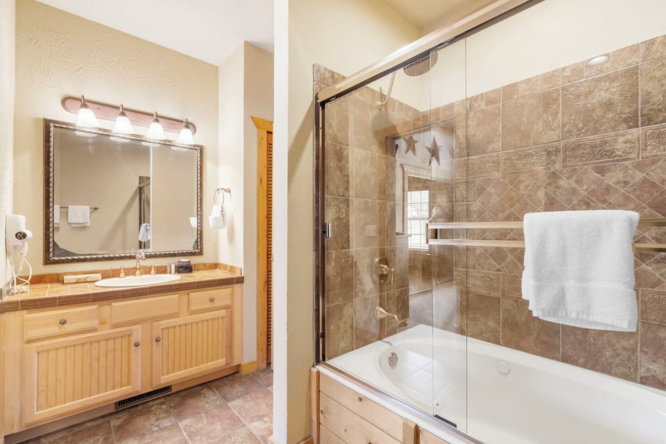 Main Level Bathroom - Jetted Tub
