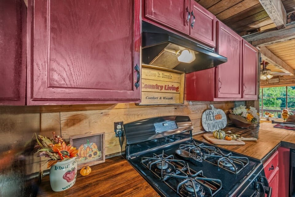 Fully stocked with pots and pans!