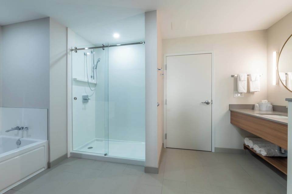 Combined shower/tub, designer toiletries, hair dryer, towels