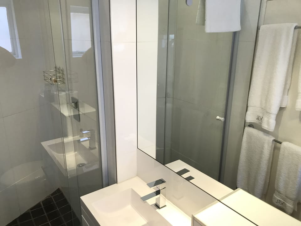 Standard Single Room | Bathroom | Shower, rainfall showerhead, hair dryer, towels