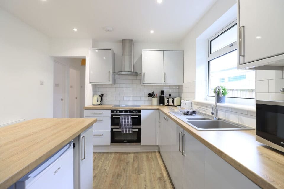A fully equipped kitchen with everything you need to prepare a home cooked meal.