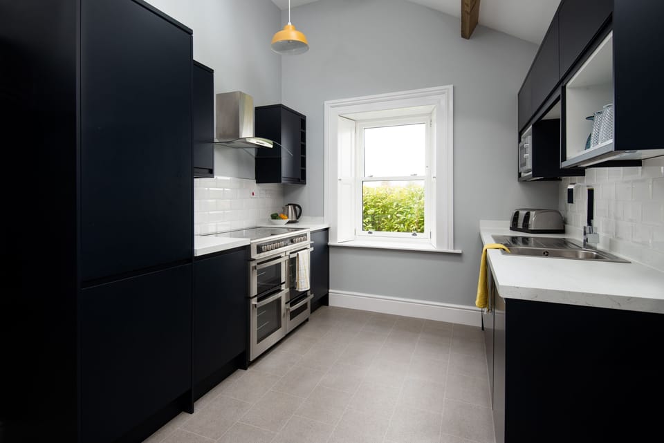 Premium Cottage, Private Bathroom, Garden View | Shared kitchen | Highchair