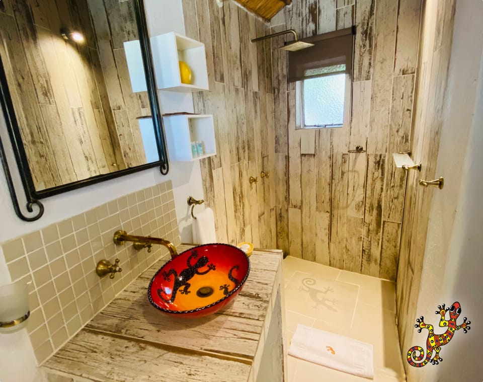 Standard Room, 1 Queen Bed, Ensuite | Bathroom | Shower, free toiletries, hair dryer (on request), towels