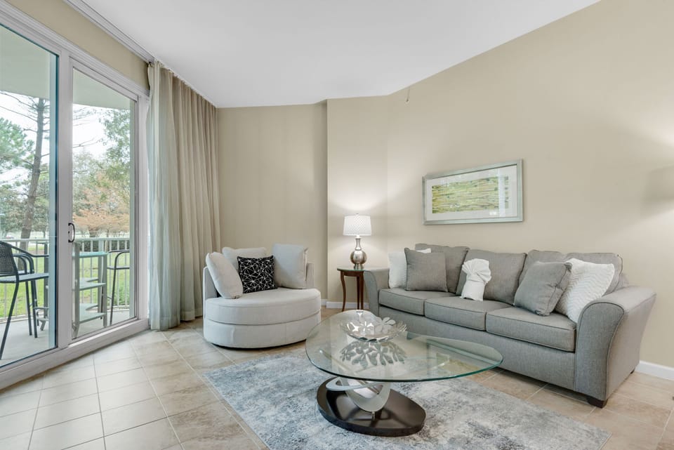 Beautiful decor throughout Palms 2106