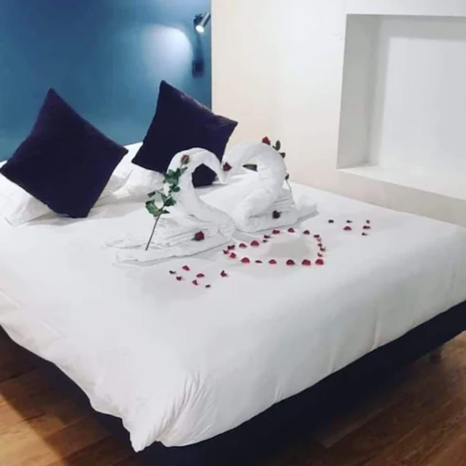 Deluxe Double Room, 1 Queen Bed, Non Smoking | Pillowtop beds, in-room safe, individually decorated