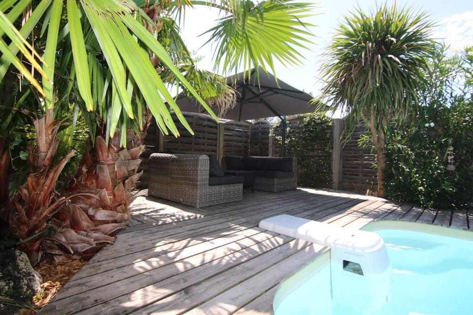 Outdoor spa tub