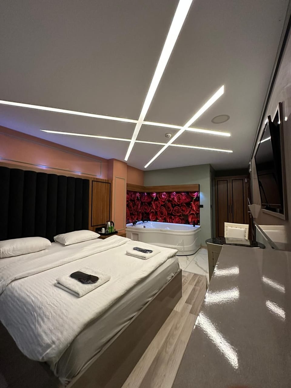 Romantic Double Room | Minibar, desk, soundproofing, free WiFi