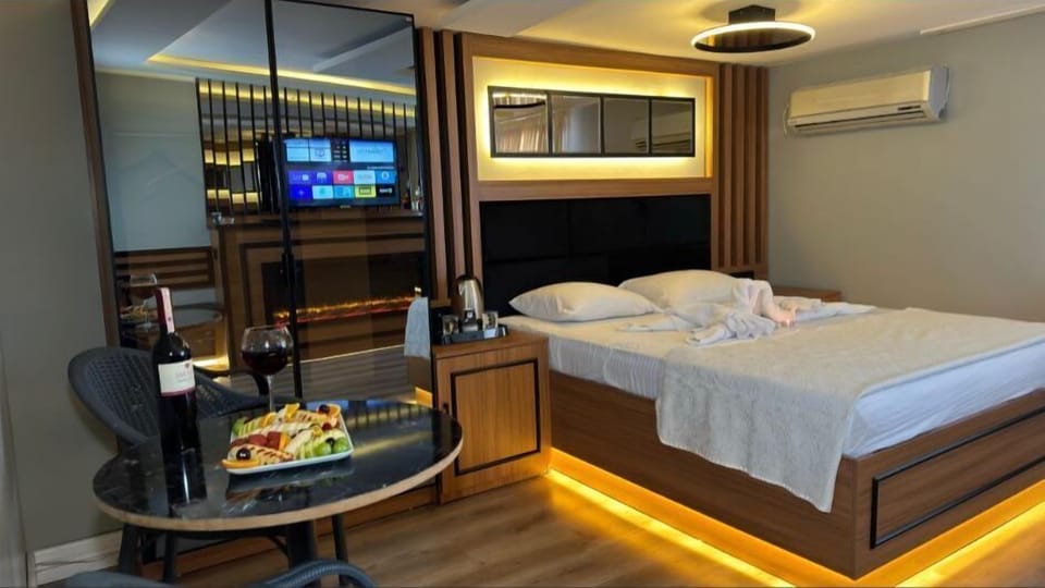 Panoramic Studio Suite | Minibar, desk, soundproofing, free WiFi