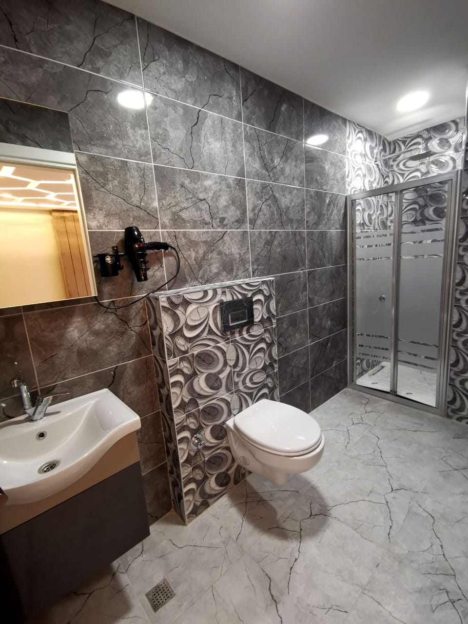 Separate tub and shower, jetted tub, hydromassage showerhead, hair dryer