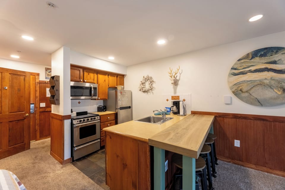 Studio | Private kitchen | Coffee/tea maker, microwave, stovetop, cookware/dishes/utensils