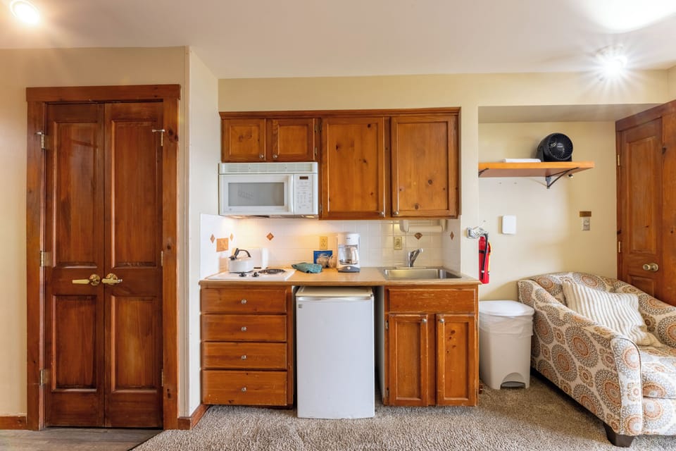 Studio | Private kitchenette | Coffee/tea maker, microwave, stovetop, cookware/dishes/utensils