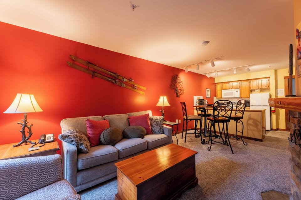 Condo | Iron/ironing board, WiFi (free), bed sheets