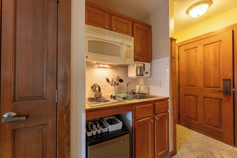 Studio | Private kitchenette | Fridge, oven, dishwasher, toaster