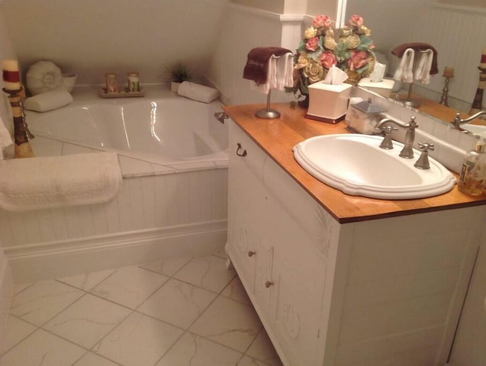 Ensuite Bath with 2 person soaking tub