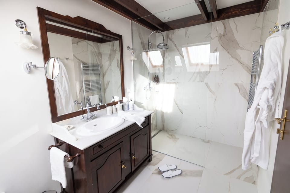 Double Room | Bathroom | Free toiletries, hair dryer, bathrobes, slippers