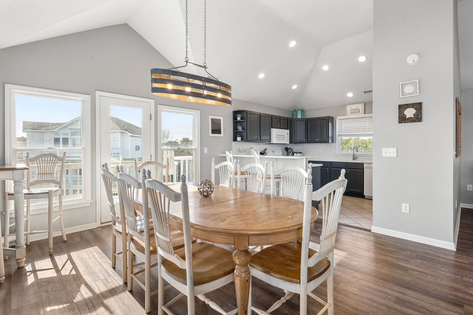 WH606: Blue You Away | Top Level Dining Area