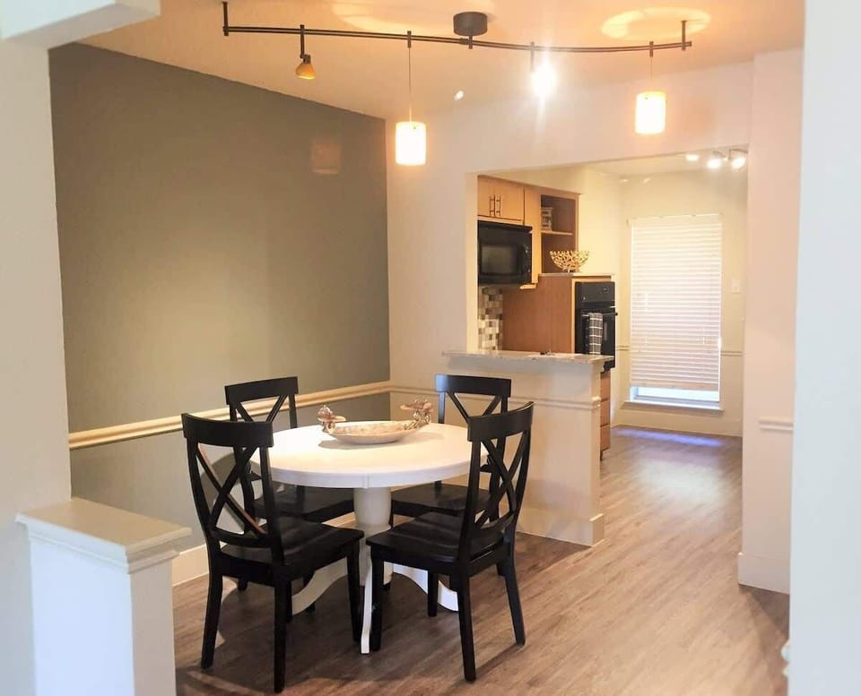 Comfortable Dining for 4 