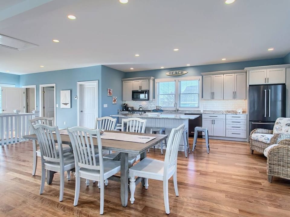 Seating for 8 at the kitchen table and 6 at the island.