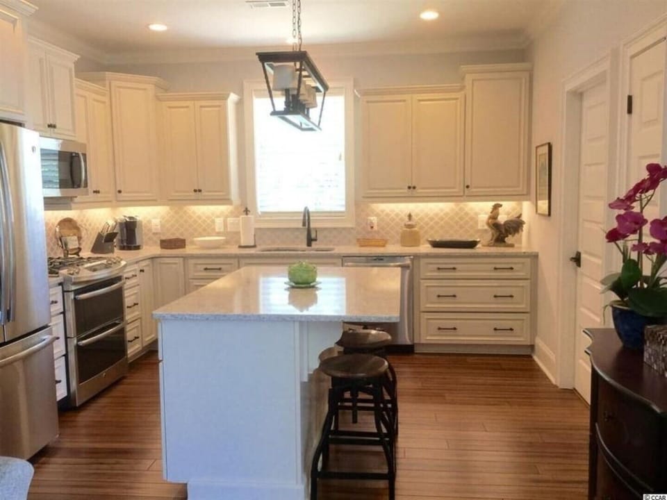 SPACIOUS AND WELL-STOCKED KITCHEN!