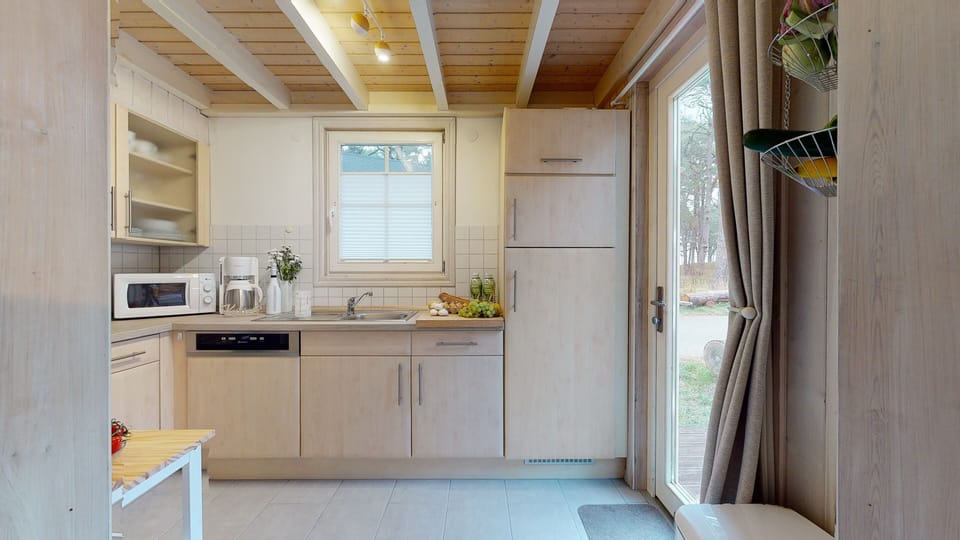 Deluxe House, Ensuite, Sea View | Shared kitchen | Highchair