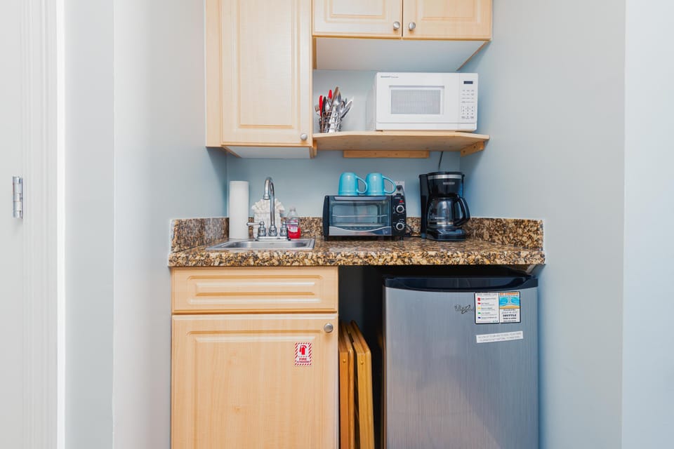 Kitchenette equipped for 4!