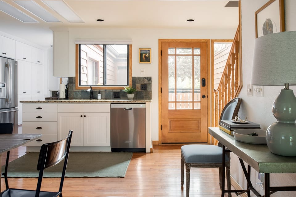 Kitchen & Entry