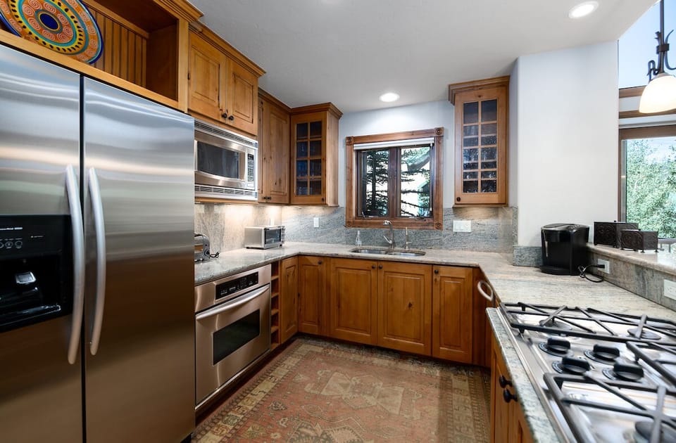 Kitchen - Granite counters and stainless-steel appliances