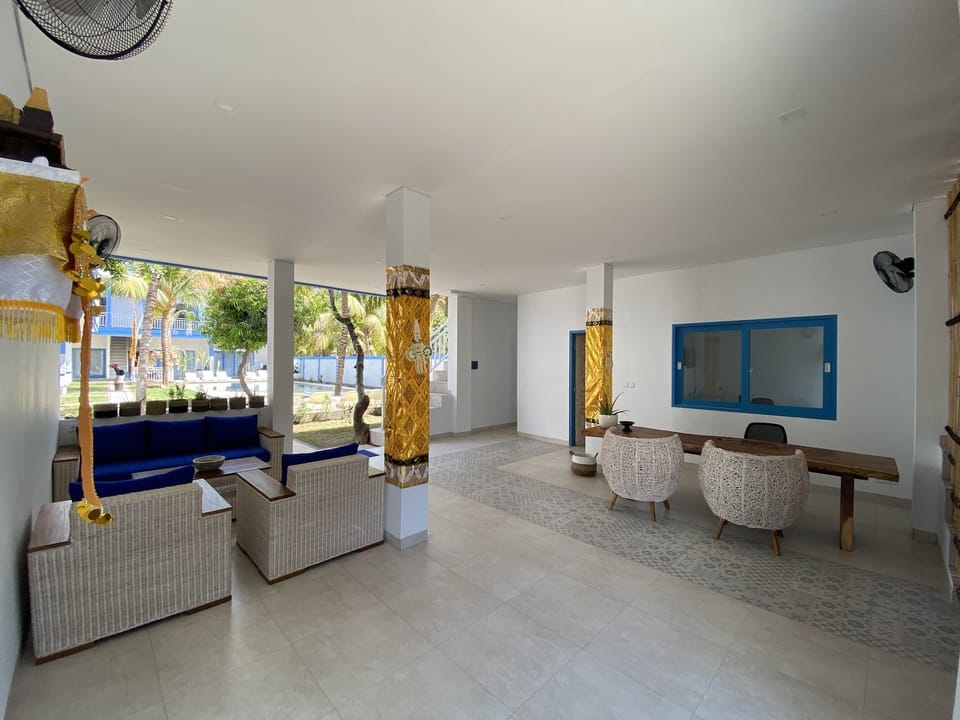 Lobby lounge