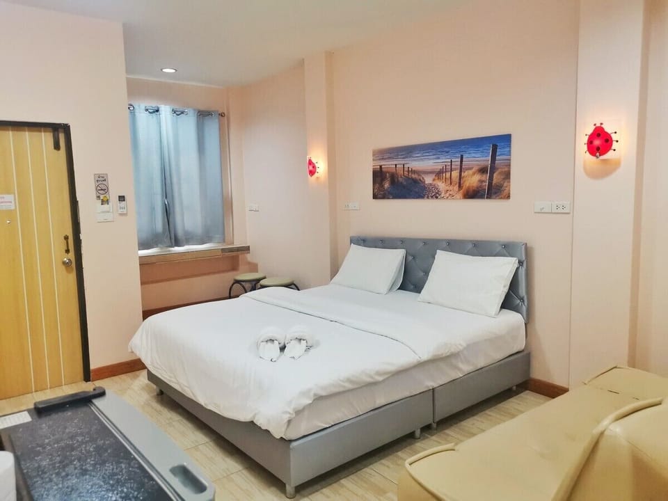 Standard King Room | Free WiFi, bed sheets