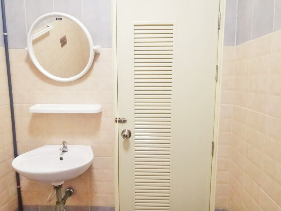 Standard King Room | Free WiFi, bed sheets