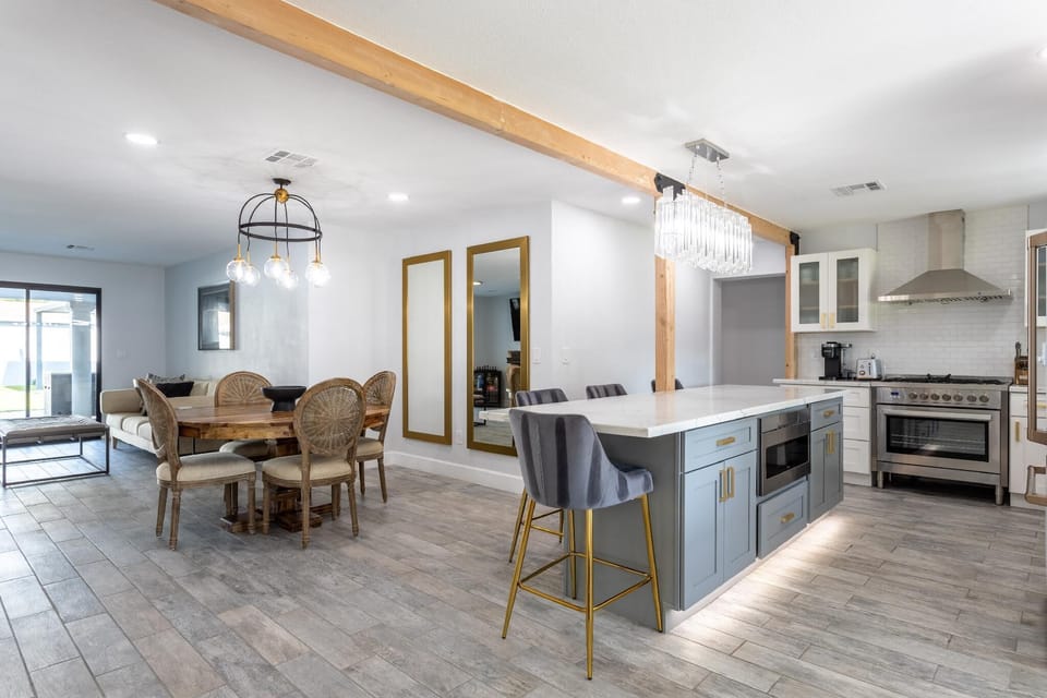 Who doesn't love a spacious and open-divided dining room and kitchen?!