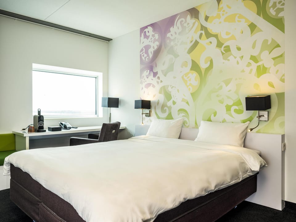 Superior Room, 1 Queen Bed | Desk, laptop workspace, blackout drapes, soundproofing