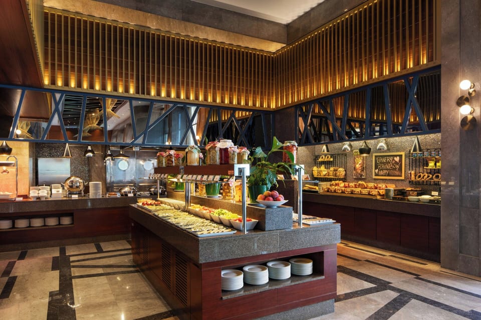 2 restaurants; breakfast, lunch, and dinner served