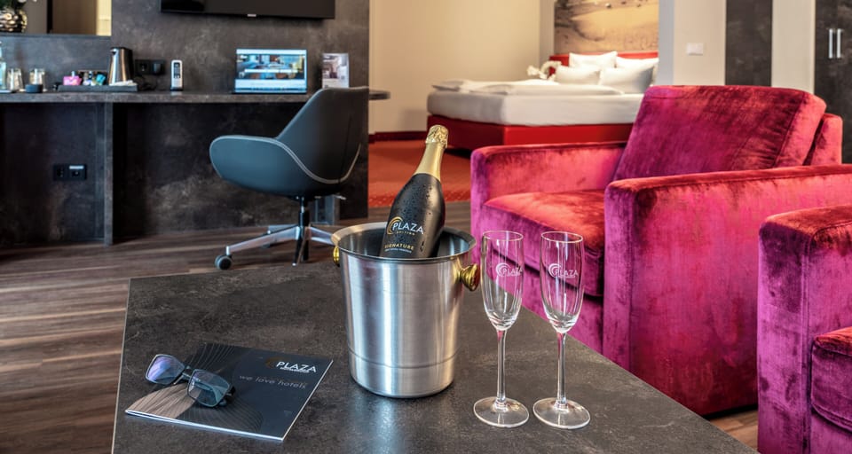 Suite | Living area | 43-inch flat-screen TV with cable channels, TV