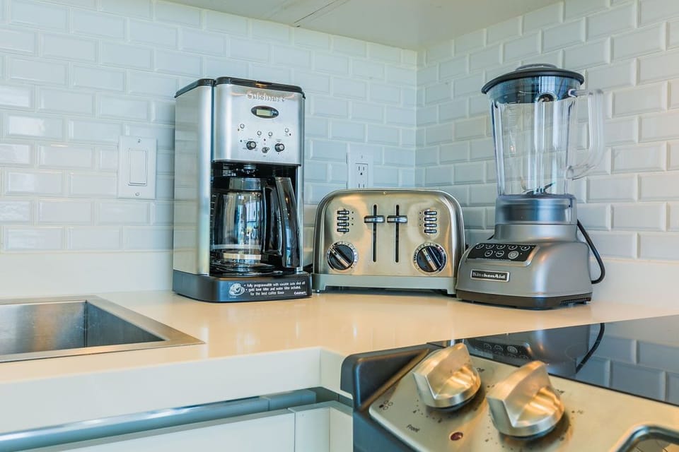 Start your mornings right with quality coffee from this stainless coffee maker, or whip up smoothies in the blender. The toaster ensures golden breakfast treats every time.