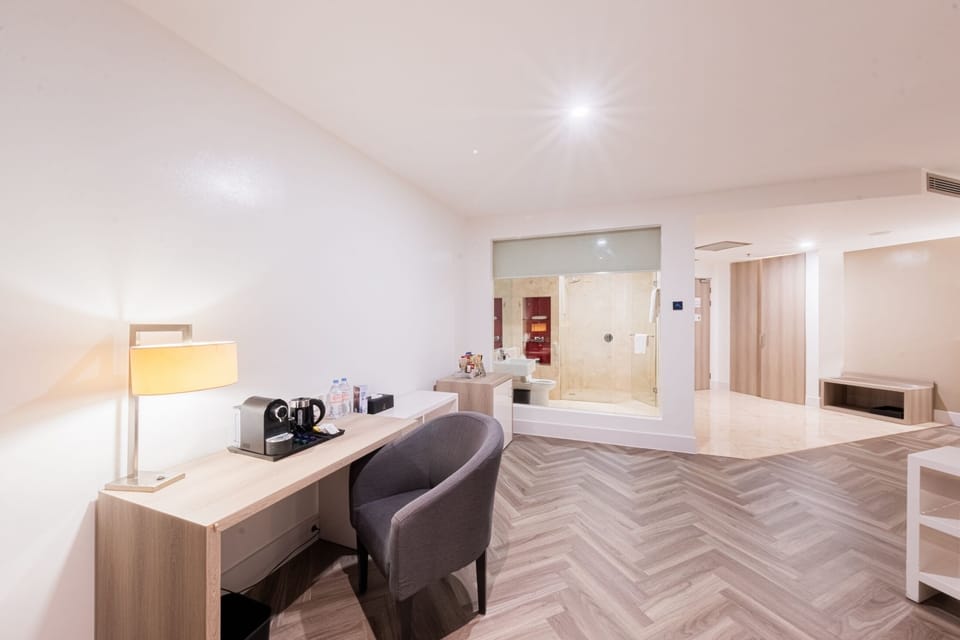 Business Suite - Free 3pcs Laundry | Minibar, in-room safe, desk, soundproofing