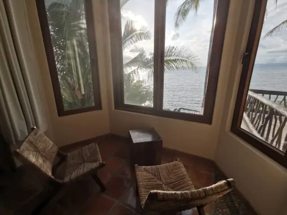 Beige bedroom - sitting area with panoramic view