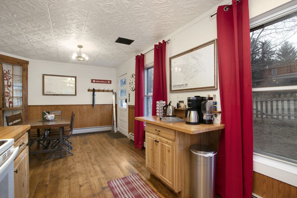 Kitchen & Dining area with coffee bar