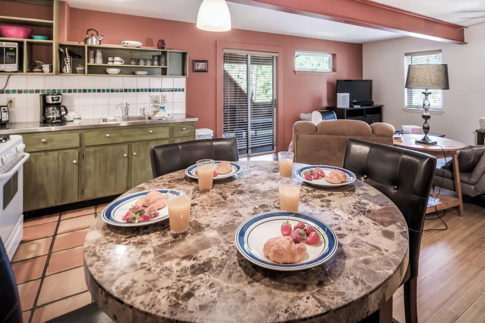 Studio (1 Bedroom) | Property amenity