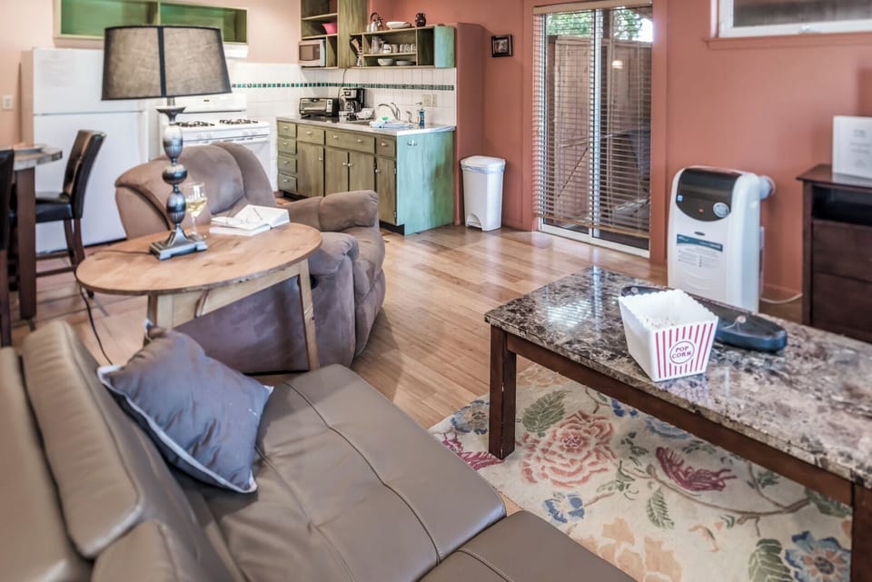Studio (1 Bedroom) | Property amenity
