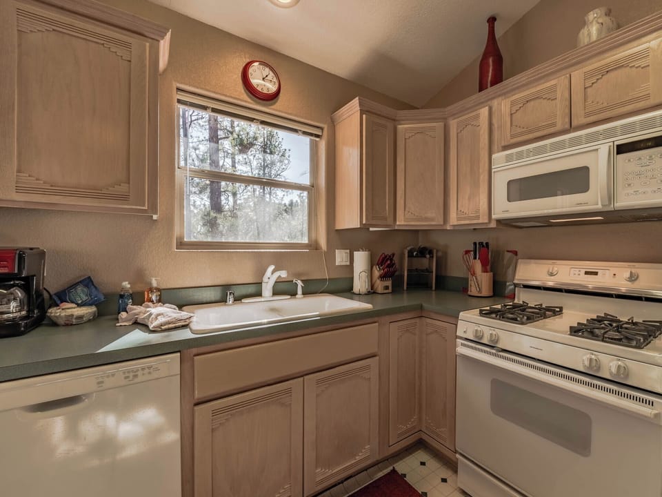 Studio (3 Bedrooms) | Property amenity