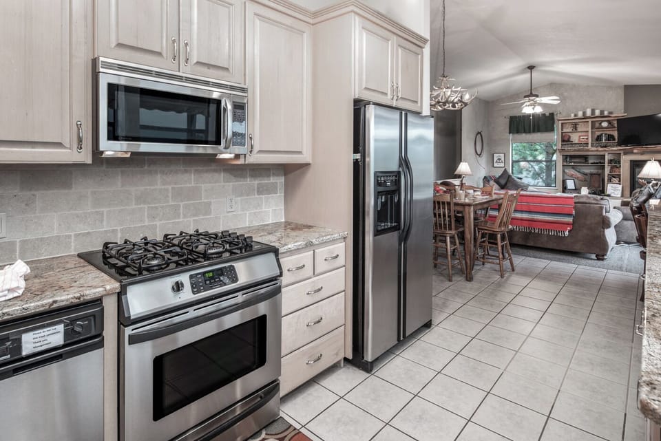 Studio (3 Bedrooms) | Property amenity