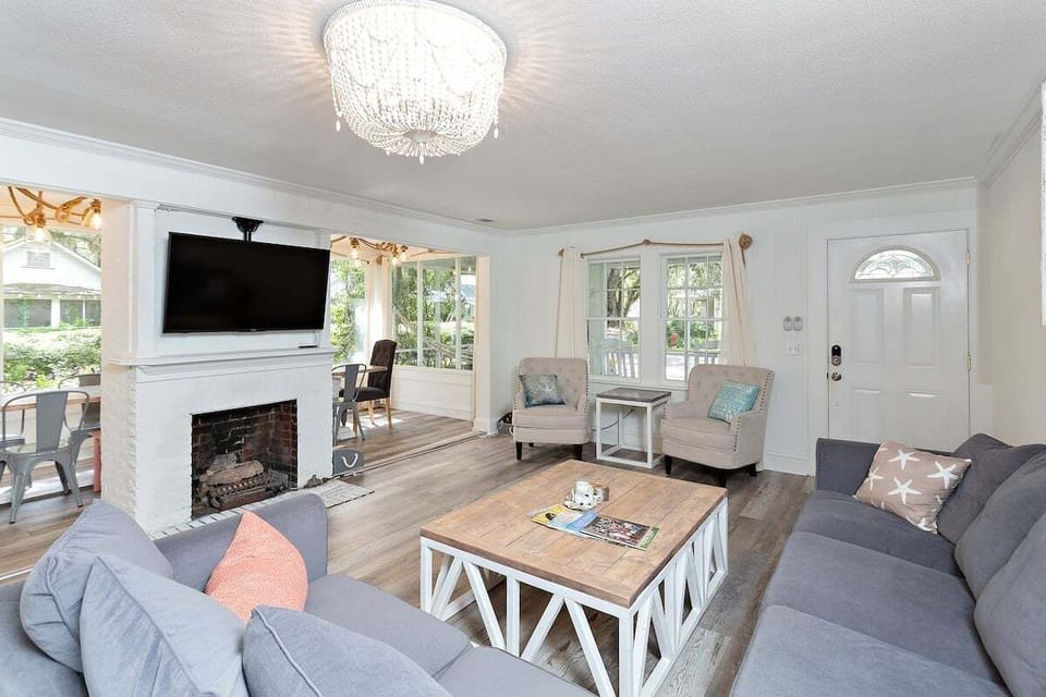 559 Magnolia - Living Space